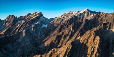 Apuane alpi karlı dağlar ve winte batımında Mermer Ocağı