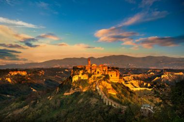 Civita di Bagnoregio dönüm noktası, günbatımı hava panoramik görünüm. 