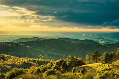 Maremma günbatımı panorama. Kırsal, tepeler ve deniz ufukta. 