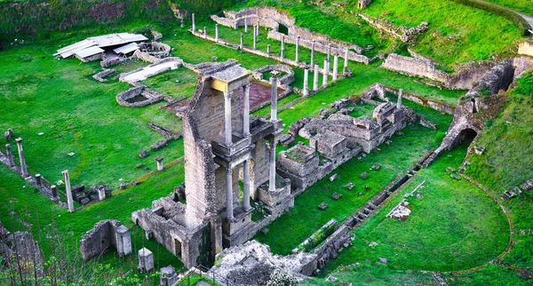 Volterra, ruinas del teatro romano. Toscana, Italia . —  Fotos de Stock