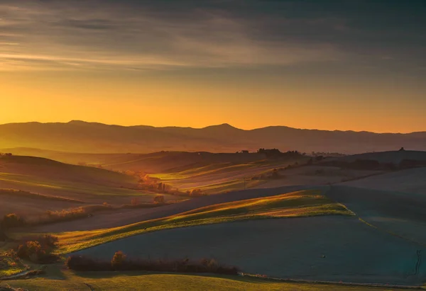 マレンマ、農村の日没の風景。牧草地やフィールド。トスカーナ、それ — ストック写真