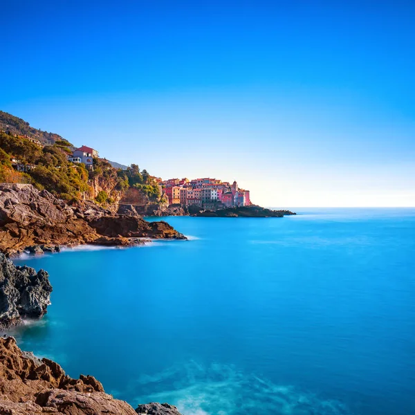 Tellaro rocas y pueblo en el mar. Cinque terre, Ligury Italia — Foto de Stock
