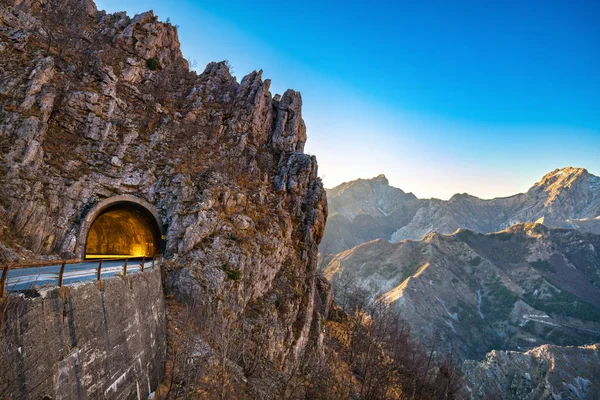 Alpi Apuane bergpas weg en tunnel bekijken bij zonsondergang. Carrar — Stockfoto