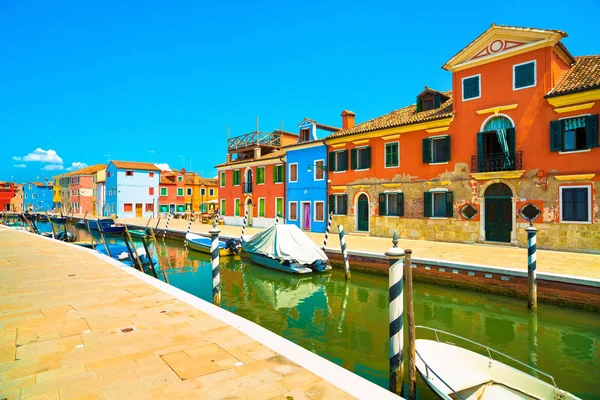 Benátky památka, Burano ostrov kanál, barevné domy a čluny, — Stock fotografie