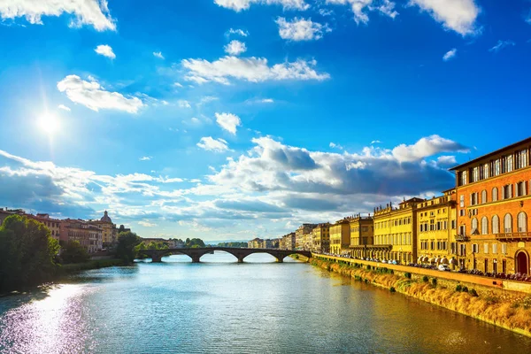 Puente de Santa Trinita en el río Arno, paisaje al atardecer. Florencia , — Foto de Stock