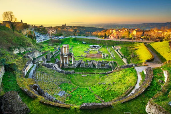Volterra, ruinas del teatro romano al atardecer. Toscana, Italia . —  Fotos de Stock