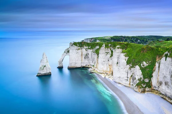 Etretat Aval cliff och stenar landmärke och havet. Normandie, Fran — Stockfoto