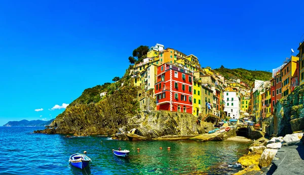 Riomaggiore stad, cape en zee landschap. Cinque Terre, Ligurië, — Stockfoto