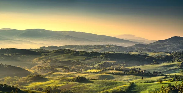 Toscane Maremme matin brumeux, terres agricoles et champs verts. Italie — Photo