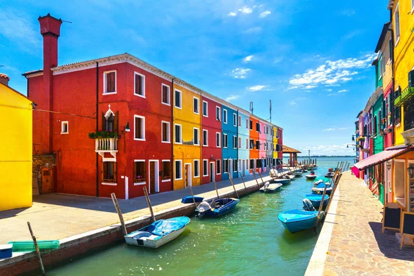 Velence mérföldkő, Burano sziget csatorna, színes házak és hajók, — Stock Fotó