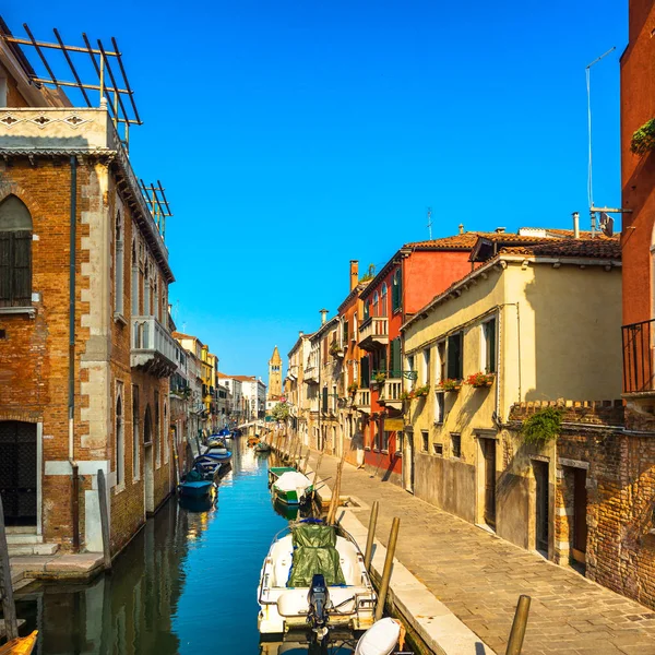 Veneza San Barnaba paisagem urbana, canal de água, igreja e barcos. Ita. — Fotografia de Stock