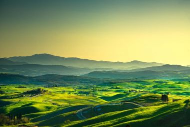 Volterra panorama, tepeler, ağaçlar ve güneş, yeşil alanlar