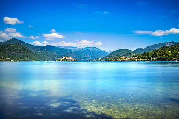 Orta Lake landscape. Orta San Giulio village and island Isola S. — Stock Photo, Image