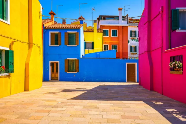 Benátky mezník, Burano ostrov, náměstí a barevnými domy, Itálie — Stock fotografie