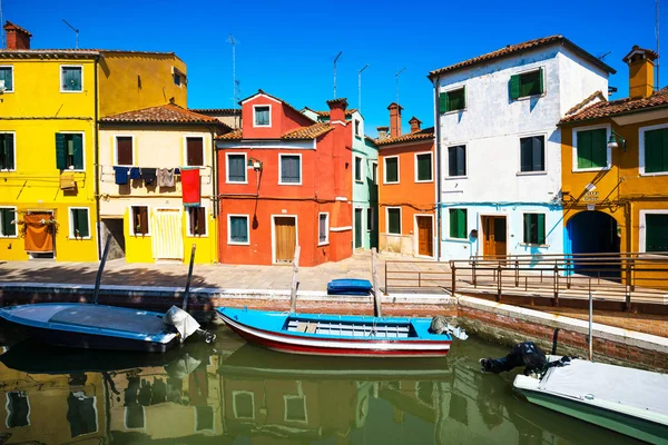 Velence mérföldkő, Burano sziget csatorna, színes házak és hajók, — Stock Fotó