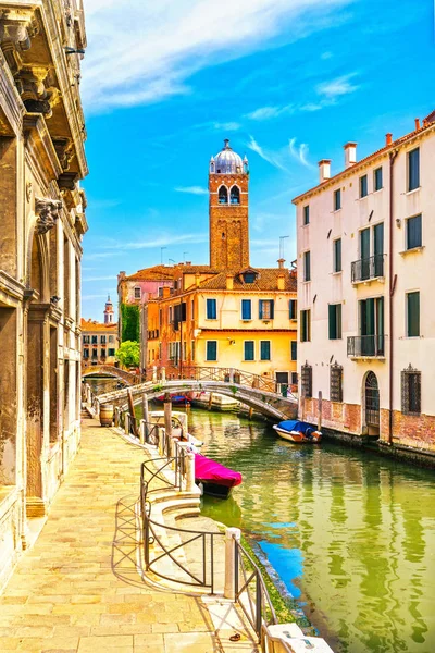 Венецианский городской пейзаж, водный канал, кампанильная церковь и традиционные — стоковое фото