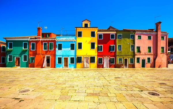 Venedik landmark, Burano Adası kare ve renkli evler, İtalya — Stok fotoğraf