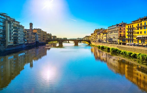 Santa trinita bron över floden arno, solnedgång landskap. Florens, — Stockfoto