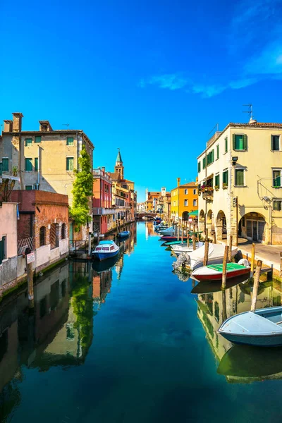 Ciudad de Chioggia en laguna veneciana, canal de agua e iglesia. Véneto —  Fotos de Stock