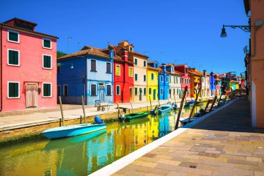 Venedik tarihi, Burano adası kanalı, renkli evler ve tekneler.,