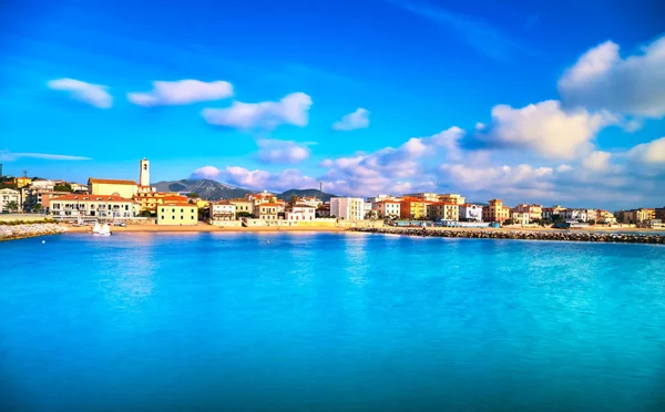 Praia de San Vincenzo e vista panorâmica à beira-mar. Toscana, Itália . — Fotografia de Stock