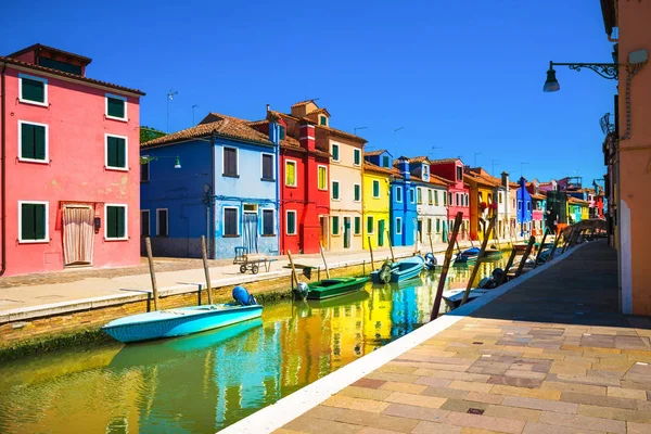 Venecia punto de referencia, Burano canal de la isla, casas de colores y barcos, — Foto de Stock