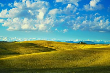Tuscany kırsal panorama, günbatımı üzerinde inişli çıkışlı tepeler ve alanları