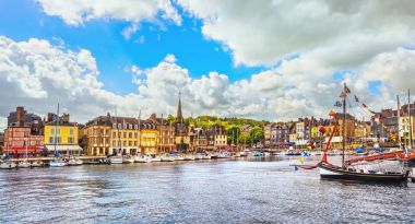 Honfleur manzarası harbor, tekneler ve su. Normandy, Fransa