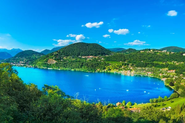 Orta sjön landskapet. Byn Orta San Giulio, Italien — Stockfoto