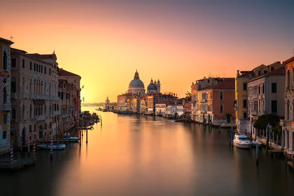 Gran canal de Venecia, Santa Maria della Salute monumento de la iglesia en —  Fotos de Stock