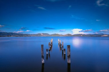 ahşap iskele veya iskele üzerinde mavi göl günbatımı ve gökyüzü refle kalır