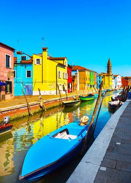 Venedigs Wahrzeichen, der Kanal der Insel Burano, bunte Häuser und Boote, — Stockfoto