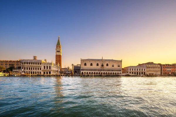 Landmark Venice o świcie, Piazza San Marco z Campanile i pies — Zdjęcie stockowe