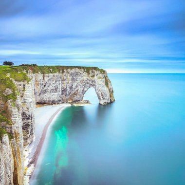 Etretat, manneporte doğal taş kemer ve kumsalı. Normandy, f