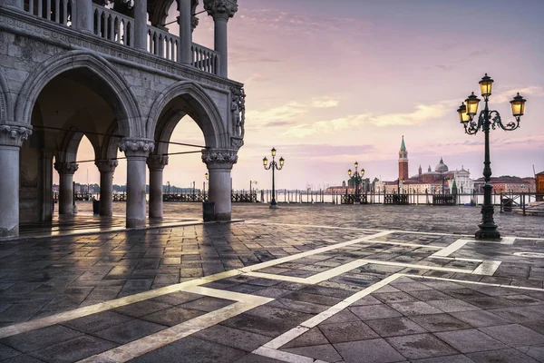 Venetië landmark bij dageraad, Piazza San Marco, Doge paleis en San G — Stockfoto