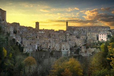 Tuscany, Sorano ortaçağ köyü panorama günbatımı. İtalya