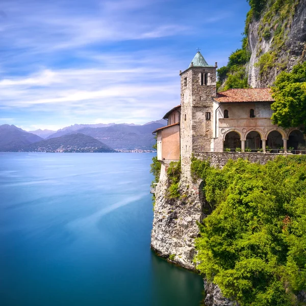 Ермітаж або Eremo Santa Caterina del Sasso монастир. Maggio — стокове фото