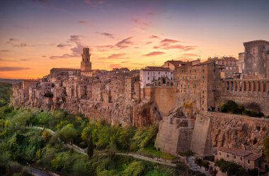 Tuscany, Pitigliano ortaçağ köyü panorama günbatımı. İtalya