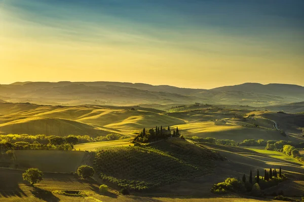 Tuscany platteland panorama, glooiende heuvels en velden op sunris — Stockfoto