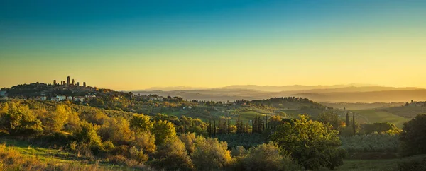 San Gimignano középkori torony városkép és tájkép. Toszkán — Stock Fotó