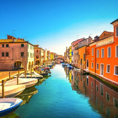 Chioggia şehir Venedik lagün, su kanalı ve kilise. Veneto