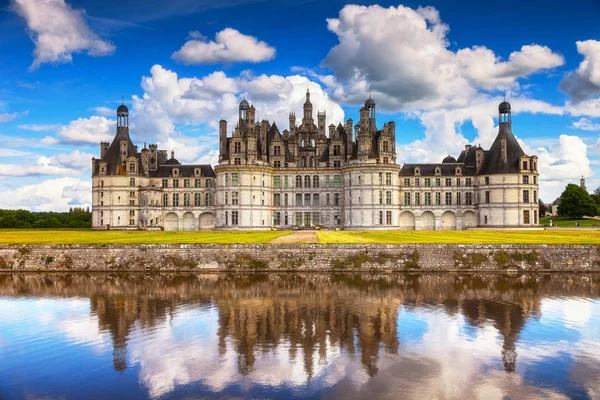 Chateau de chambord, unesco Ortaçağ Kalesi ve reflectio Fransızca — Stok fotoğraf