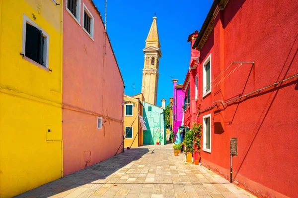 Venezia punto di riferimento, Burano isola case colorate e rimorchio campanile — Foto Stock