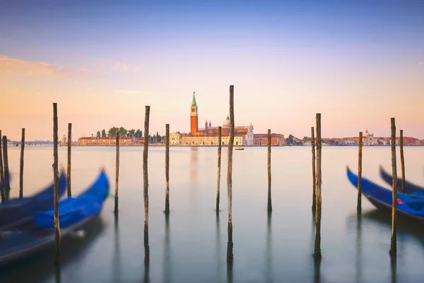 Laguna de Venecia, iglesia de San Giorgio, góndolas y postes. Italia —  Fotos de Stock