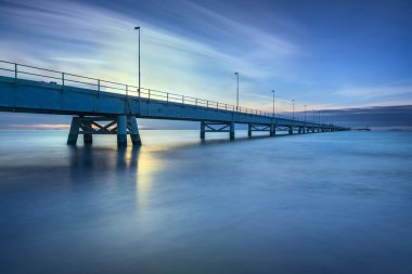 Deniz endüstriyel iskelede. yan görünümü. uzun pozlama fotoğraf
