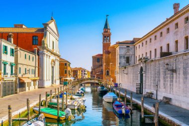 Chioggia şehir Venedik lagün, su kanalı ve kilise. Veneto