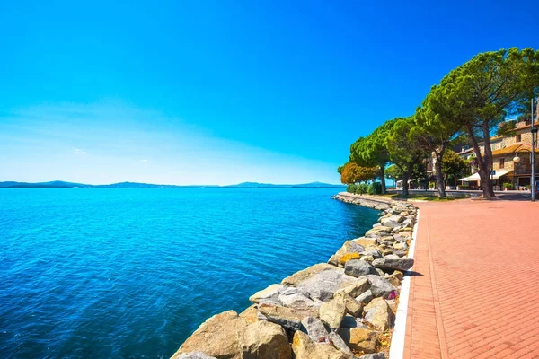 Passignano sul Trasimeno város a Trasimeno-tóra, Umbria Ital — Stock Fotó