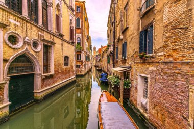 Venedik cityscape, su kanalı, campanile kilise ve geleneksel 