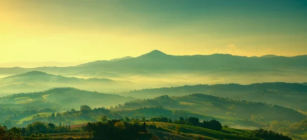 Maremme, paysage rural au coucher du soleil. Campagne vieille ferme et verte — Photo