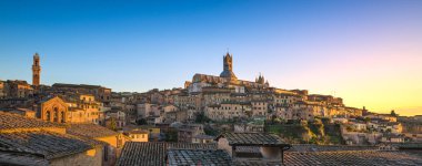 Siena günbatımı panoramik manzarası. Mangia Kulesi ve katedral duomo